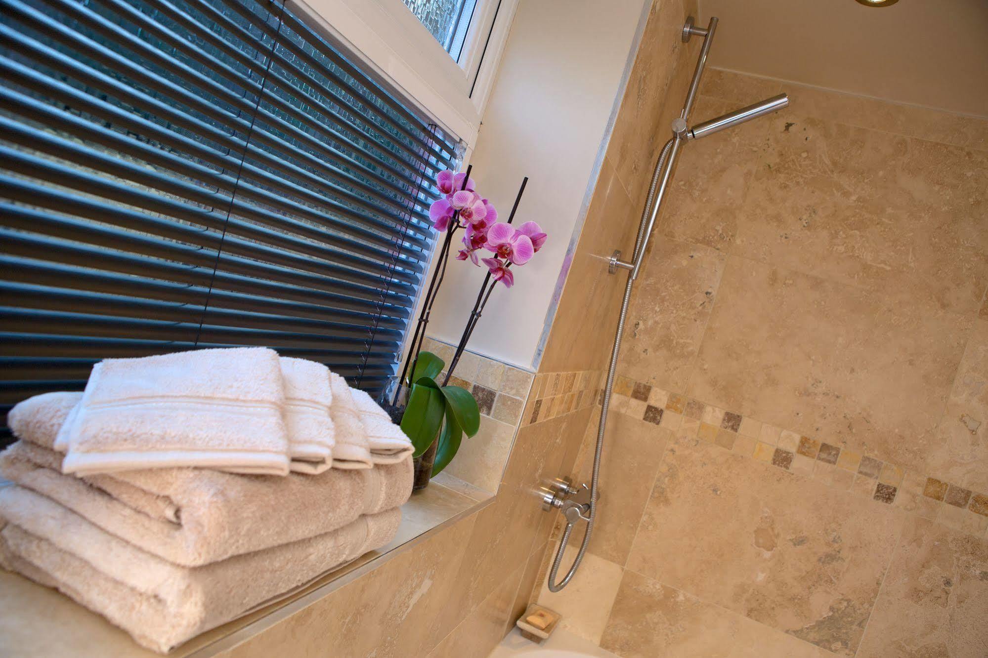 ستارتفورد أبون آفون No. 82 B&B المظهر الخارجي الصورة